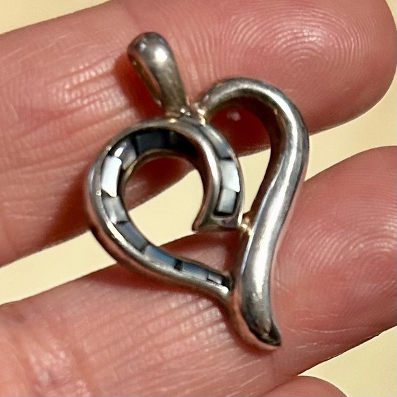 Sterling silver heart pendant inlaid with abalone chips - stamped 925 - Picture 2 of 3